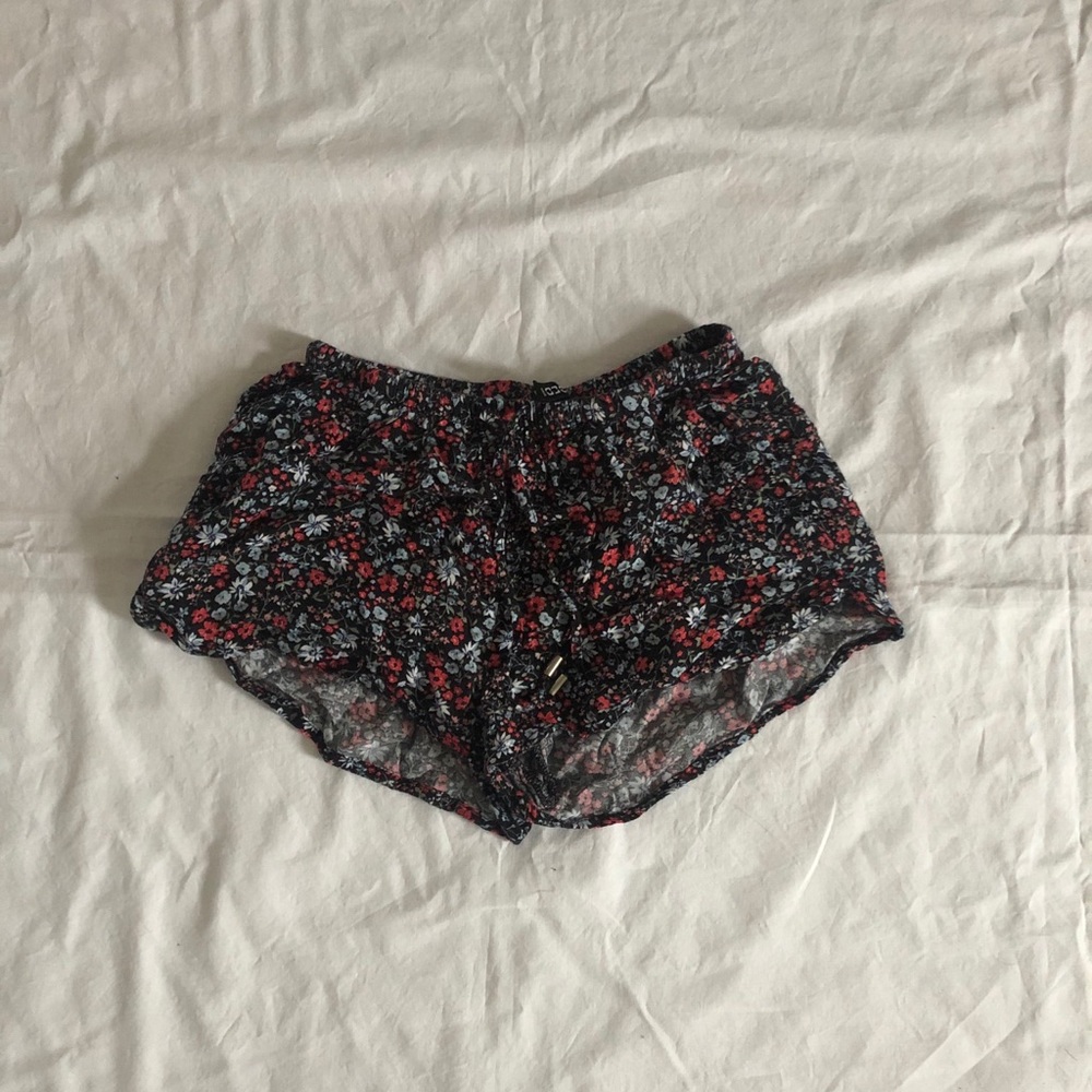FLORAL SHORTS WITH POCKETS